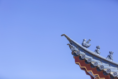 蓝色天空古式中国建筑屋檐图