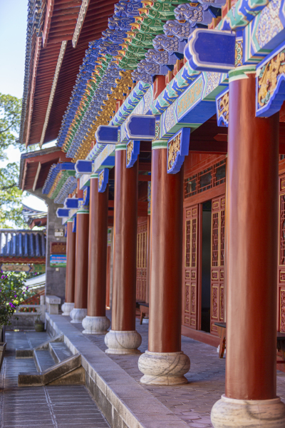 中式庭院红色花纹柱子高清图