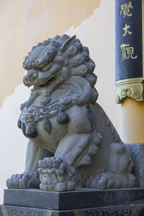 传统中式庭院门口石狮子雕像图版权图片下载