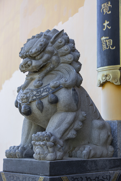 传统中式庭院门口石狮子雕像图