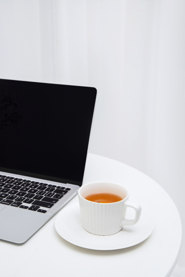 笔记本茶杯会议工具局部图片