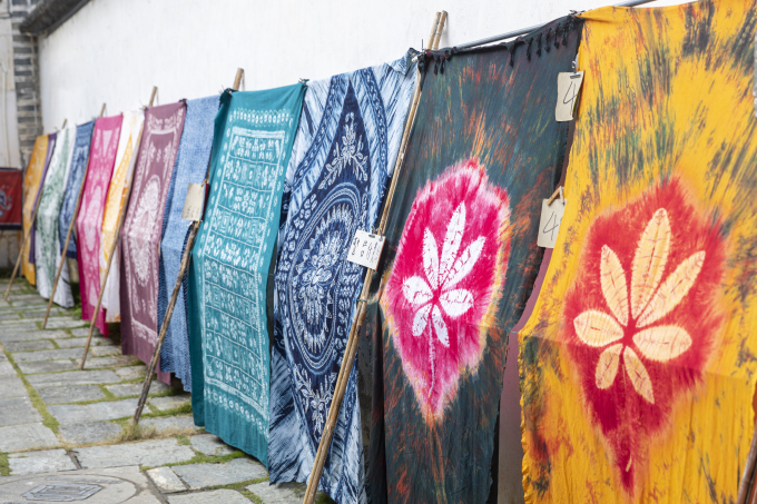 大染坊多种染布晾晒高清图