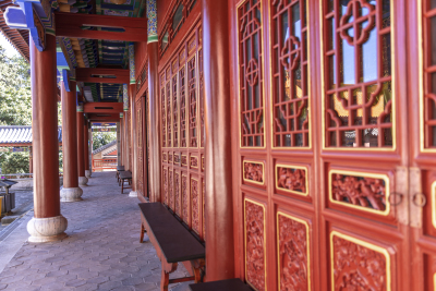 中式庭院红木实木门框高清图