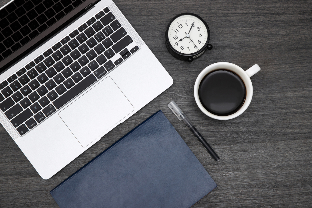 深蓝色笔记本记录用品实拍图版权图片下载