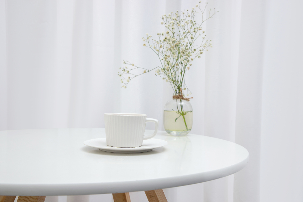 简约白色桌面咖啡满天星摆拍图版权图片下载