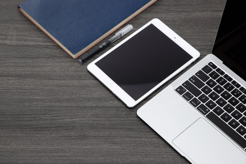 整齐排列的办公用品高清图版权图片下载