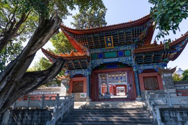 郊外寺庙中式建筑大殿图