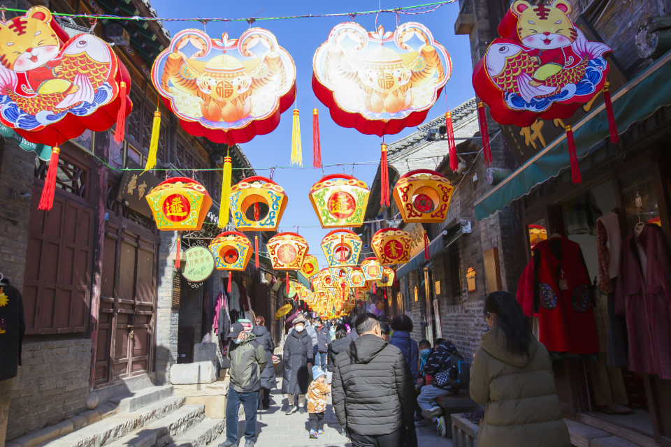 古街虎年新春红灯笼实拍图