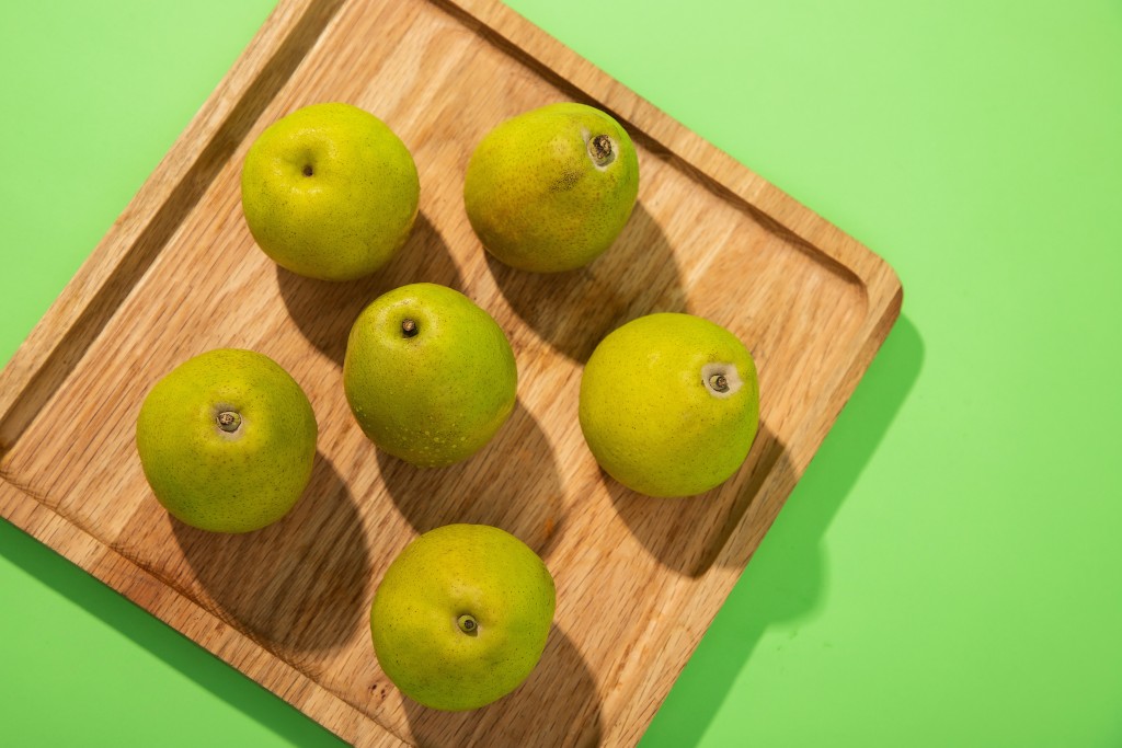 新疆维吾尔自治区特产香梨实拍图版权图片下载