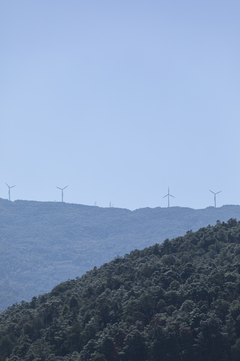 高山风车远景实拍高清图版权图片下载