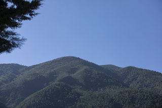 蓝天白云下青山远景实拍图