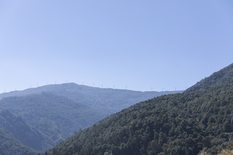 白云青山远景风景实拍图