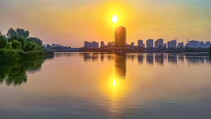 夕阳下湖边建筑美景高清图版权图片下载