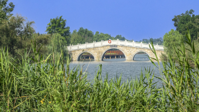 湖边桥梁自然景观实拍图