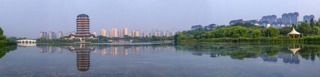 大型湿地公园湖边全景实拍图版权图片下载