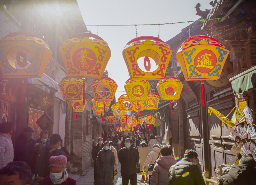 阳光下招财进宝红灯笼高清图