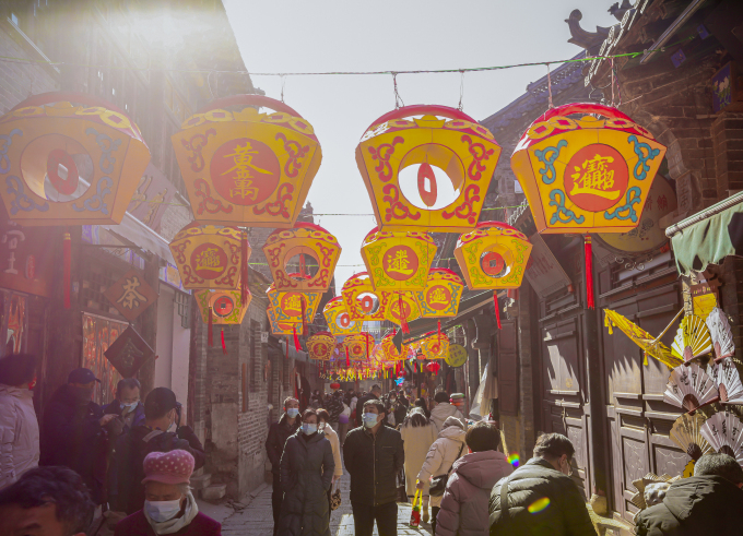 阳光下招财进宝红灯笼高清图