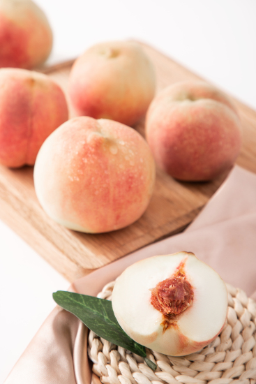 切开带桃核的美味桃子实拍图