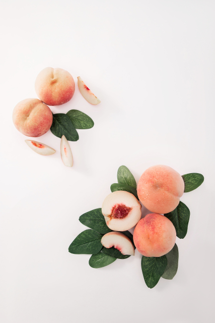 秋季收获美味桃子实拍图