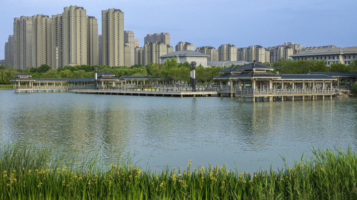 春季高楼建筑光景湖边高清图版权图片下载