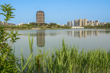 清澈湖面景观建筑远景高清图