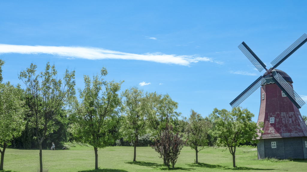 蓝天白云游乐场地建筑高清图