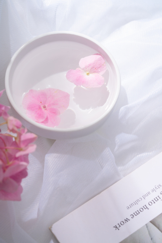 唯美粉色花瓣高清图