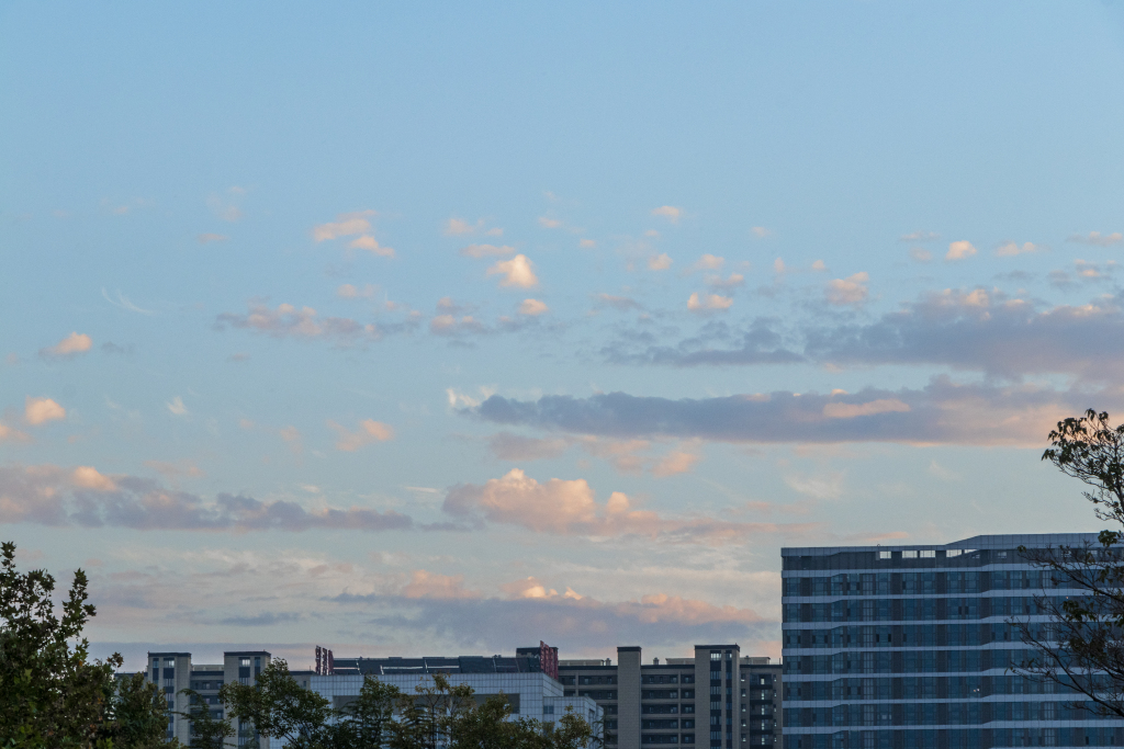 城市上空火烧云风景实拍图版权图片下载