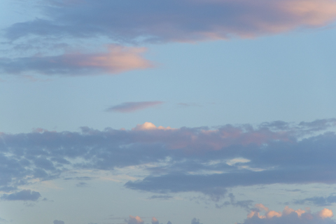 半紫半黄蓝色天空火烧云实拍图