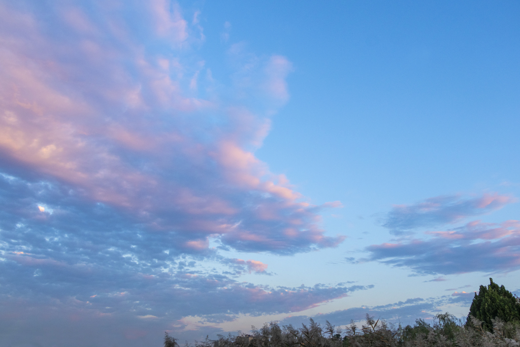 秋日公园火烧云美景实拍图版权图片下载