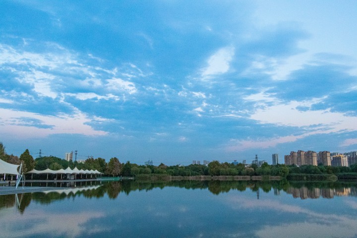 湖边休闲傍晚风景实拍图版权图片下载