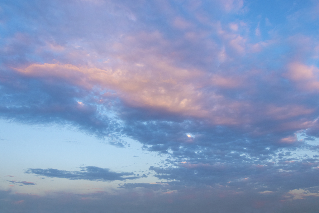 日落赤紫色云霞实拍图版权图片下载