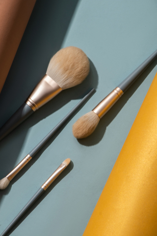 少女清爽妆容化妆工具高清图