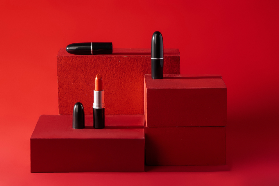 黑色子弹头造型唇膏高清图