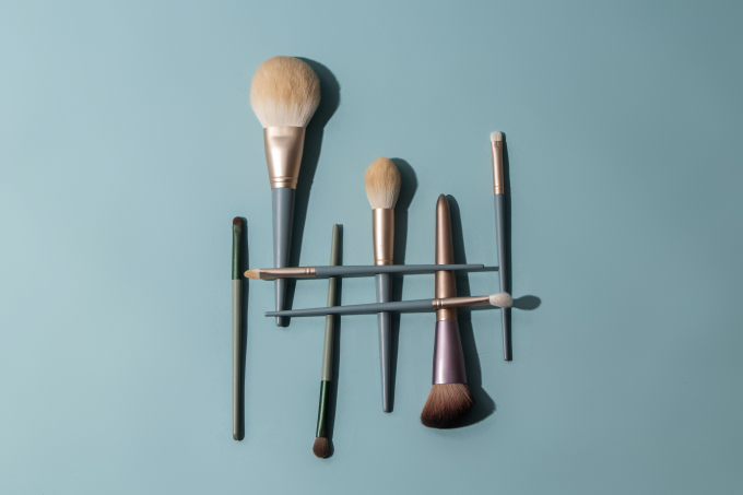 格子摆放彩妆刷高清图