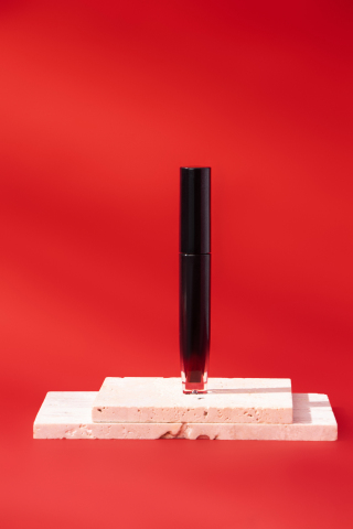 立体化妆品红色唇膏展示图