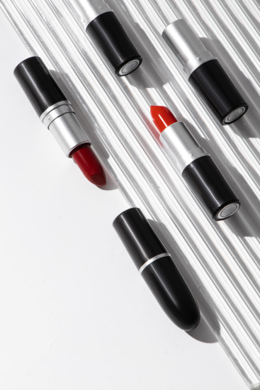 女人化妆品彩妆口红实拍图