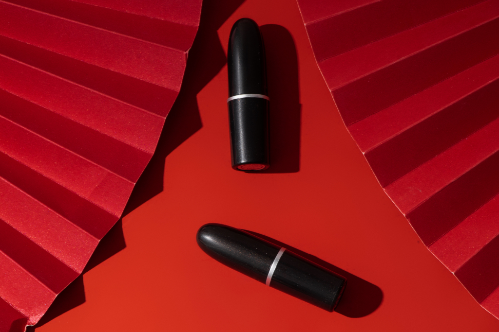 传统中国红唇膏实拍高清图版权图片下载