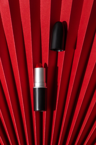 红色纸扇上的子弹头唇膏实拍图
