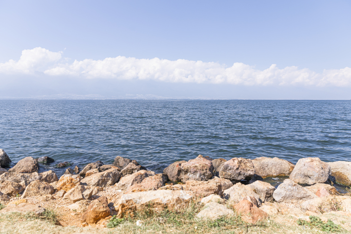 波光粼粼海边风光实拍图版权图片下载