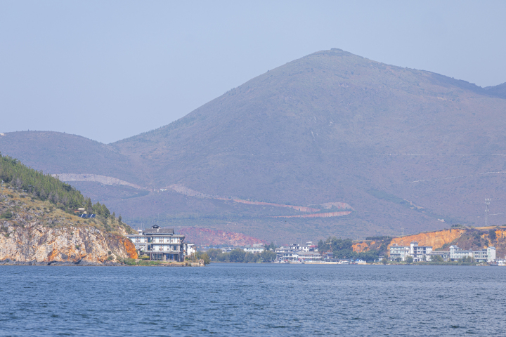 湖边度假村夏季风光高清图版权图片下载