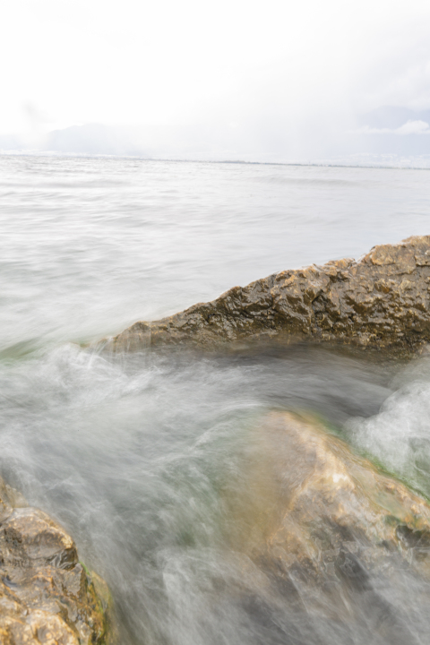 湍流的海水近景实拍图版权图片下载