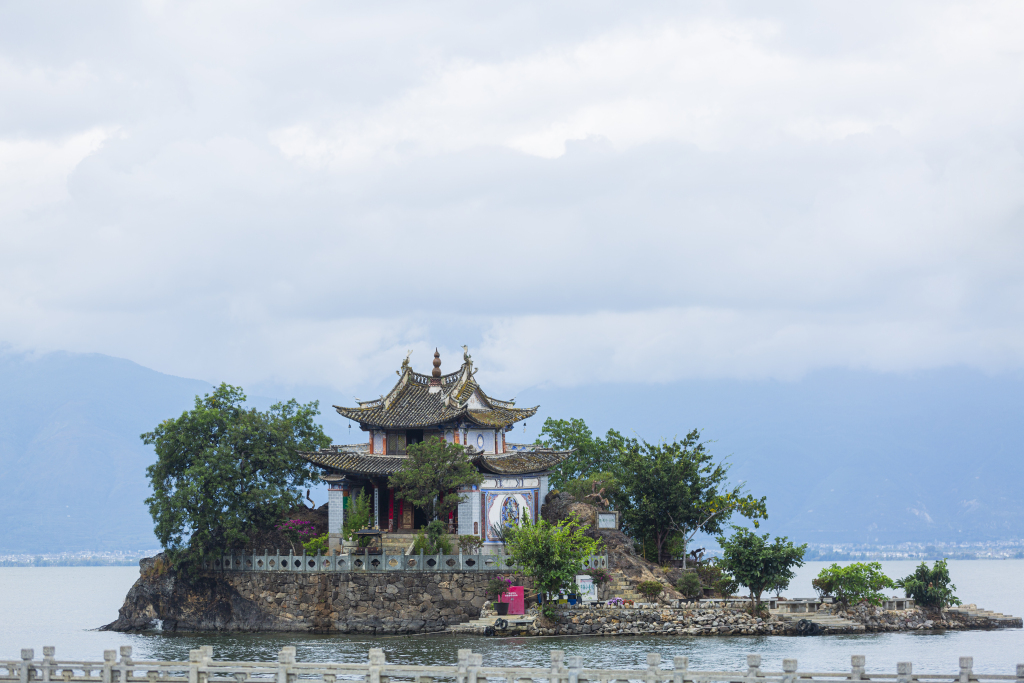 湖心凉亭美景实拍图版权图片下载