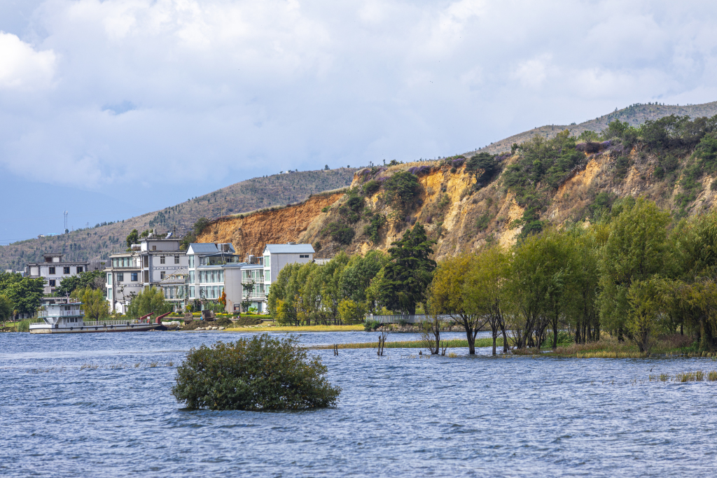 依山而建海边别墅高清图版权图片下载