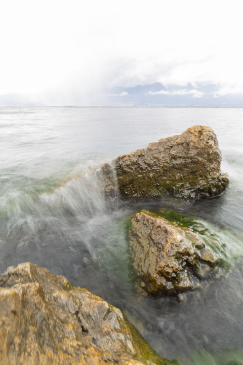 海水撞击岩石白色浪花高清图版权图片下载