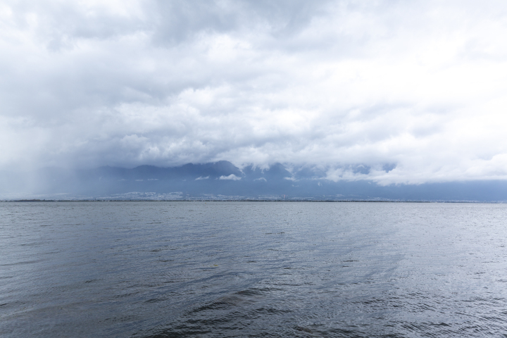 深蓝的海水美丽的天空实拍图版权图片下载