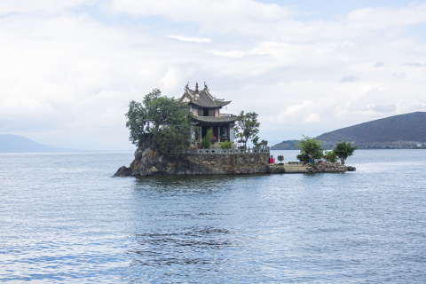 平静湖面古建筑远景实拍图