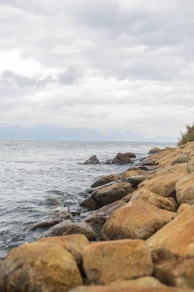 海浪拍打岸边岩石高清图