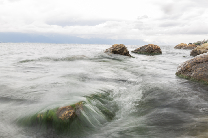 海水冲击岩石湍急流动高清图版权图片下载