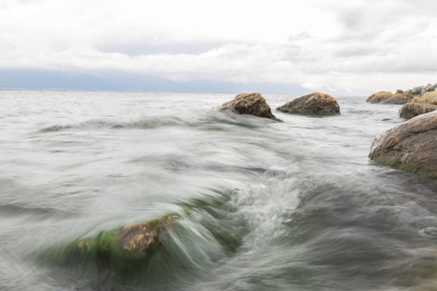 海水冲击岩石湍急流动高清图